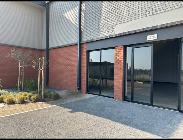 303M² WAREHOUSE TO LET IN ROOIHUISKRAAL NORTH